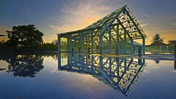 Kolam renang outdoor, dengan payung kolam renang dan kursi berjemur