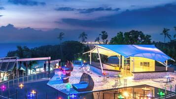 2 bars/lounges, rooftop bar, lobby lounge, sports bar