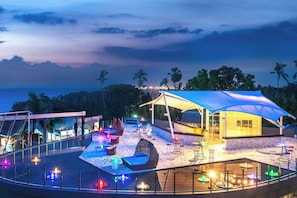 2 bars/lounges, bar met dakterras, lobbylounge, sportbar