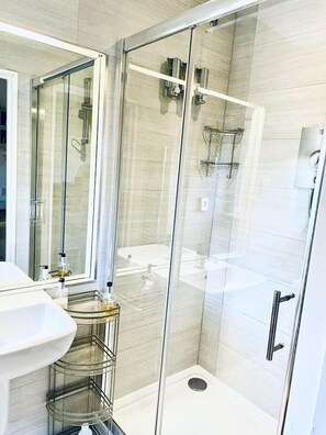 Apartment, Ensuite, Garden View (Room4 - Self contained) | Bathroom
