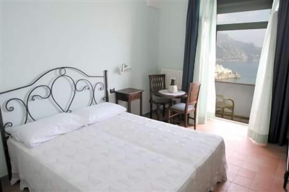 Double Room, Balcony, Sea View | Desk