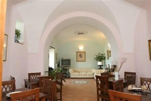 Coin salon dans le hall