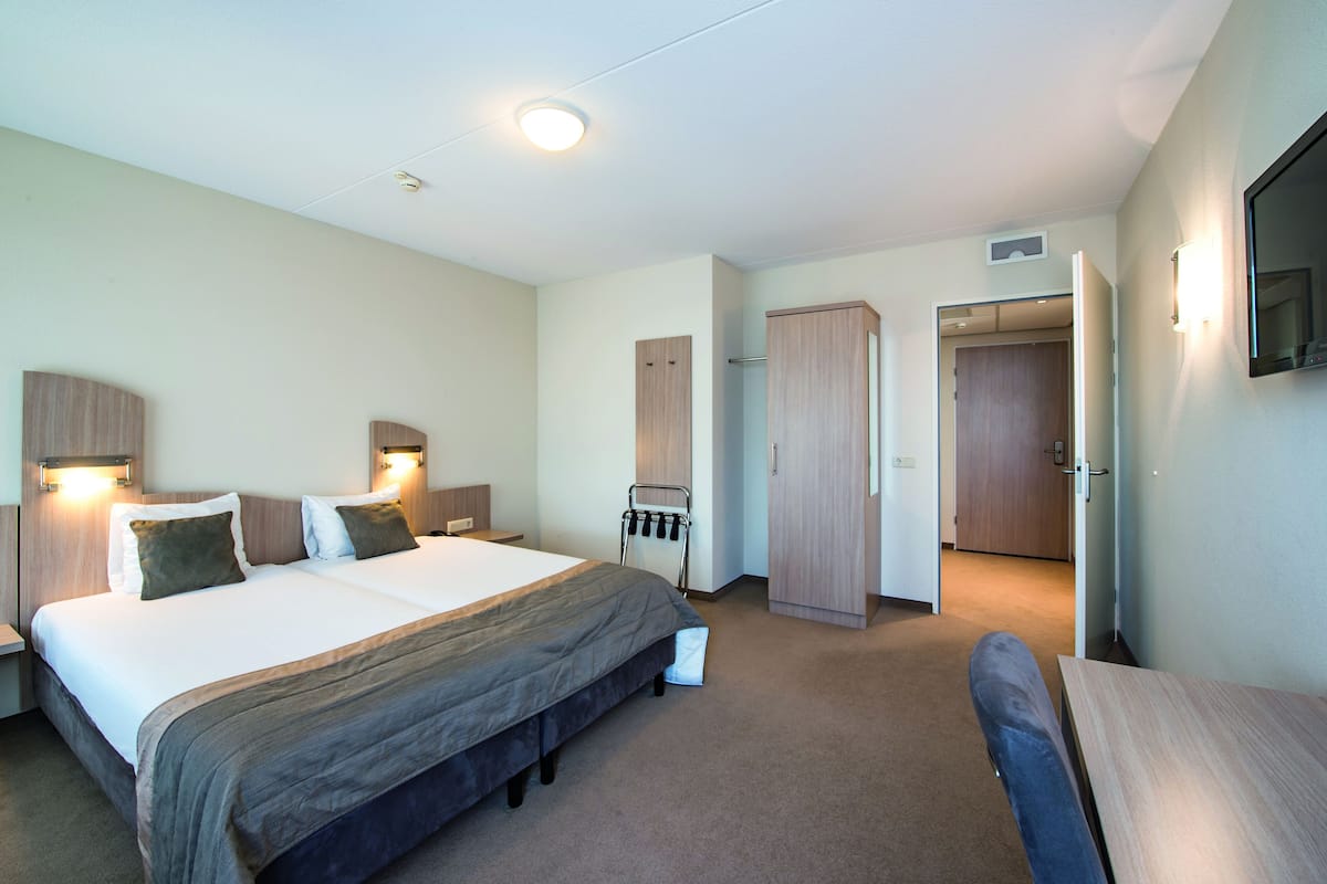 2 bedrooms, minibar, in-room safe, desk