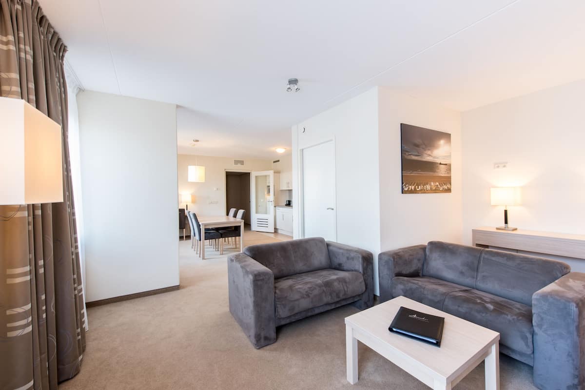 2 bedrooms, minibar, in-room safe, desk