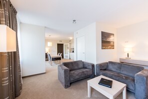 Frigobar, cofres nos quartos, escrivaninha