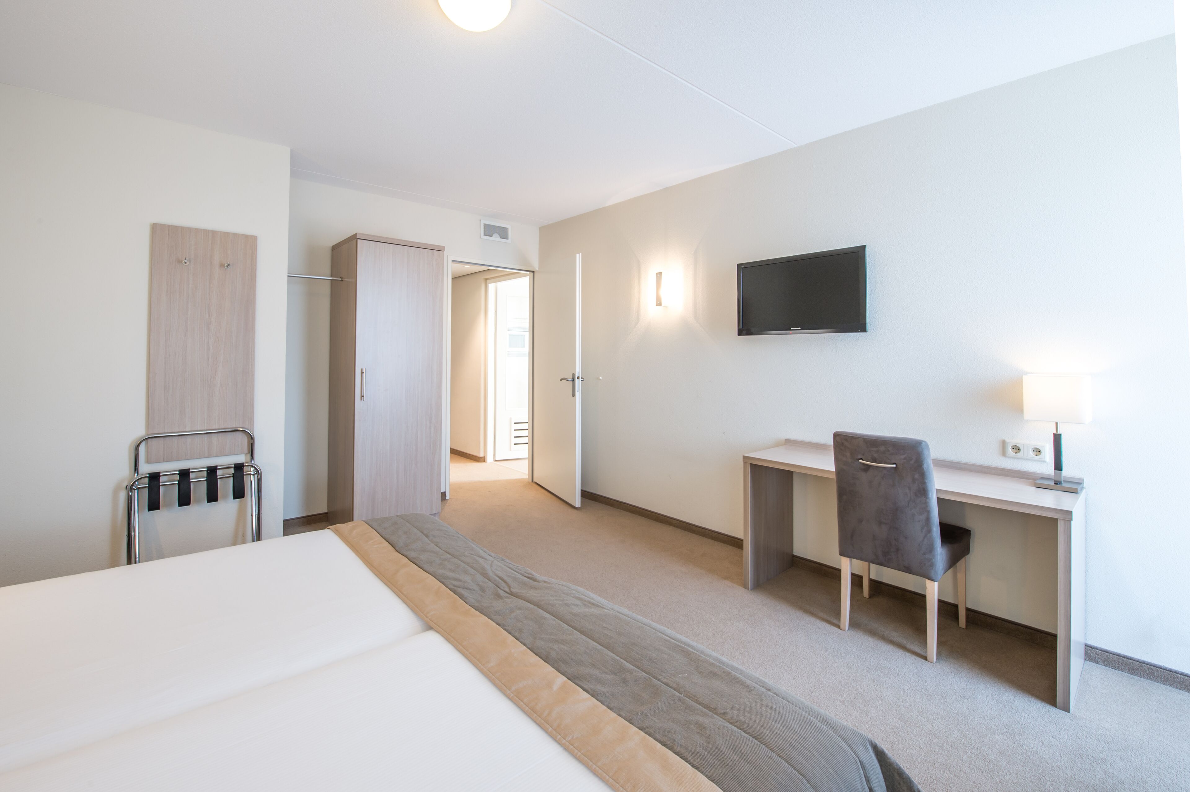 2 bedrooms, minibar, in-room safe, desk