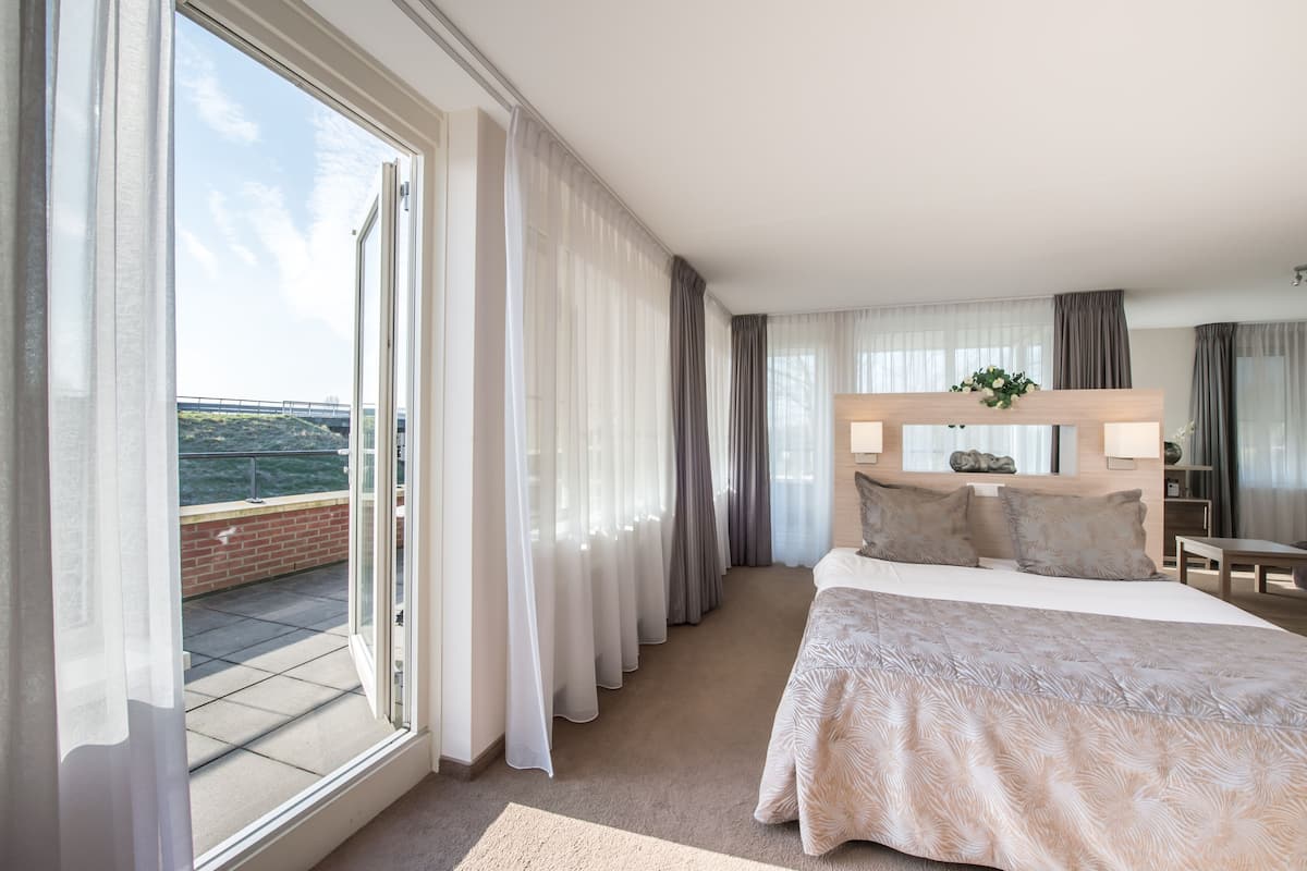 studio suite | 2 bedrooms, minibar, in-room safe, desk