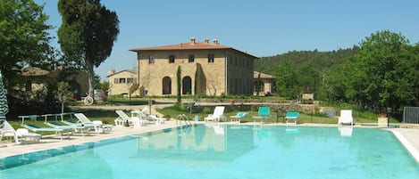 En säsongsöppen utomhuspool