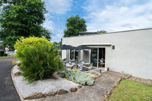 A modern building with outdoor seating and a well-maintained garden. - Sure Hotel by Best Western Mont-de-Marsan (Saint-Pierre-du-Mont)
