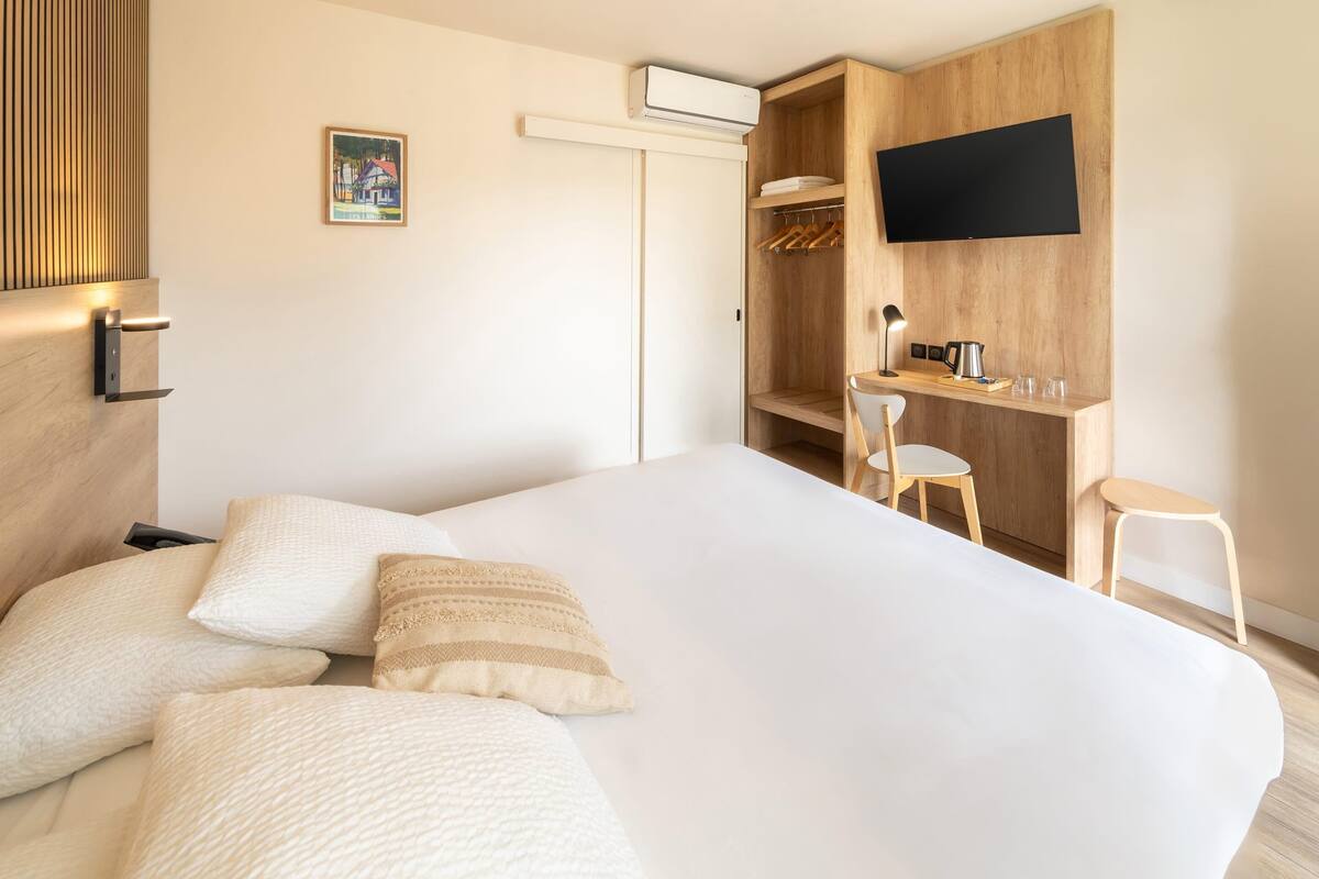 Standard Room, 1 Katil Ratu (Queen), Non Smoking | 1 bilik tidur, meja, langsir/tirai gelap terus, kalis bunyi