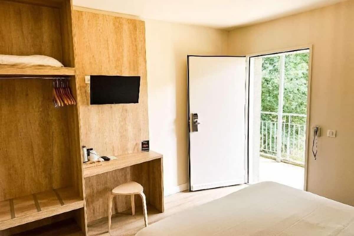 Desk, blackout drapes, soundproofing, WiFi (free)