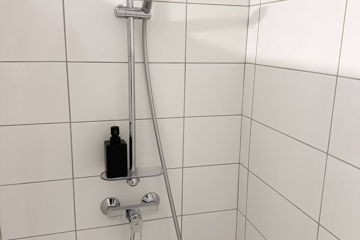 shower, free toiletries, towels