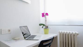 Cobrellits, escriptori, planxa i posts de planxar i wifi gratuïta