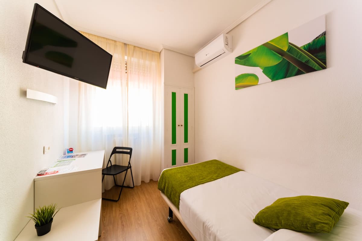 Chambre Simple Affaires | Couette en duvet d'oie, bureau, fer et planche Ă repasser, Wi-Fi gratuit