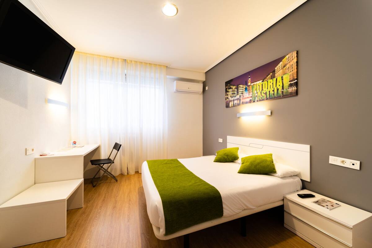 City dubbelrum - 1 queensize-säng | Duntäcken, skrivbord, strykjärn/strykbräda och gratis wi-fi
