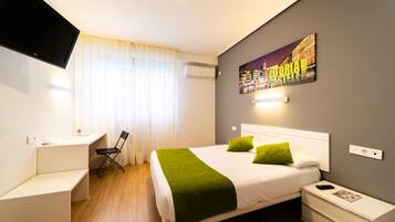 Habitació doble urbana, 1 llit de matrimoni | Cobrellits, escriptori, planxa i posts de planxar i wifi gratuïta