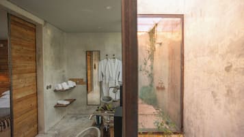 Superior Suite with Waterfall | Minibar, cortinas opacas, sistema de insonorización y wifi gratis