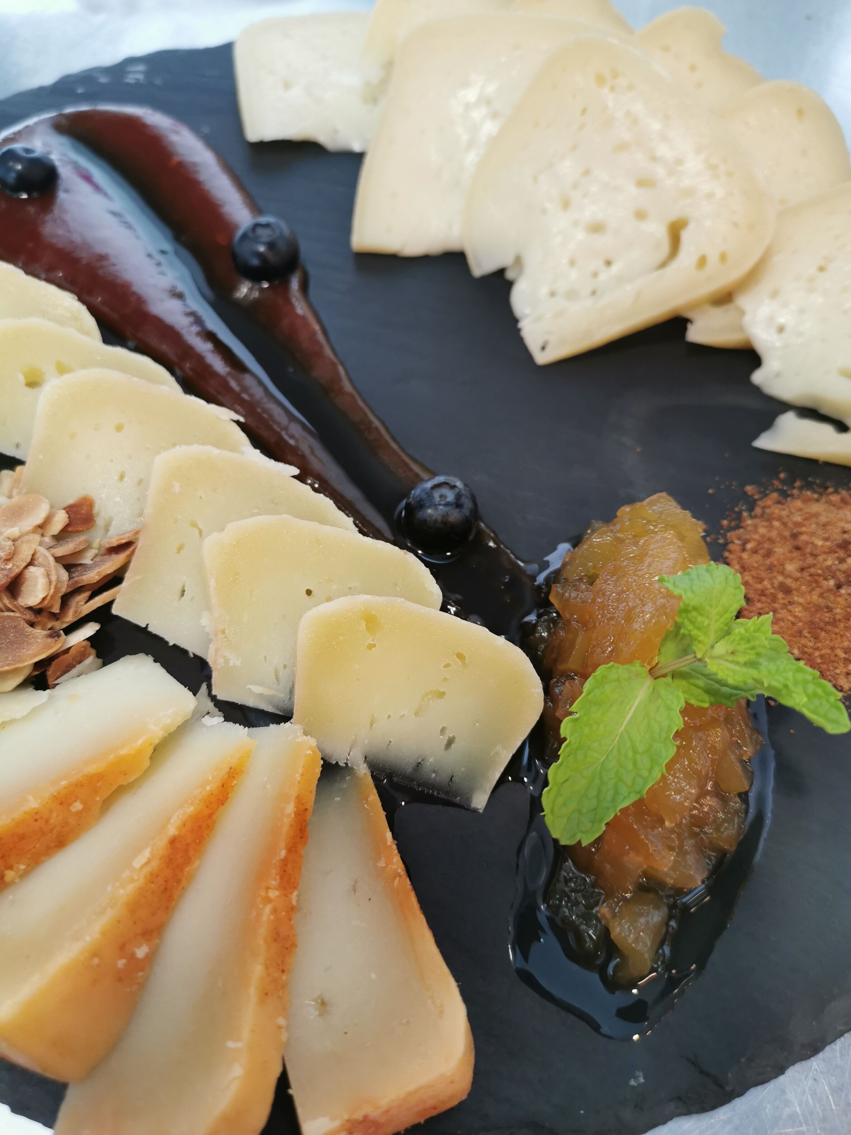Un plato de postres con diversos dulces y frutas.