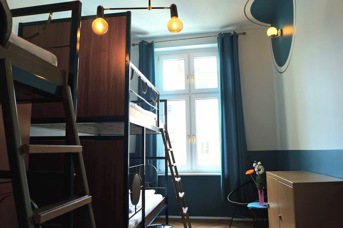 Quarto quádruplo | Roupas de cama antialérgicas, cofres nos quartos