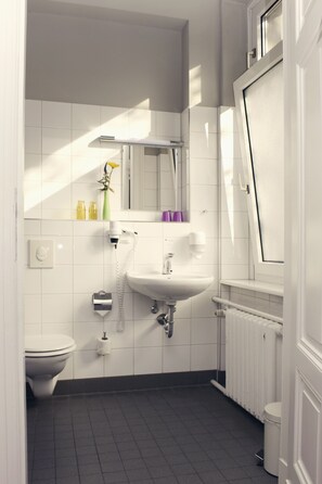 Felles sovesal (Bed(s) in a Dorm for 8, Ensuite) | Bad | Hårføner