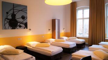 Hypo-allergenic bedding, in-room safe, individually decorated, desk