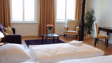 Hypo-allergenic bedding, in-room safe, individually decorated, desk