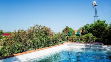 Una piscina al aire libre de temporada