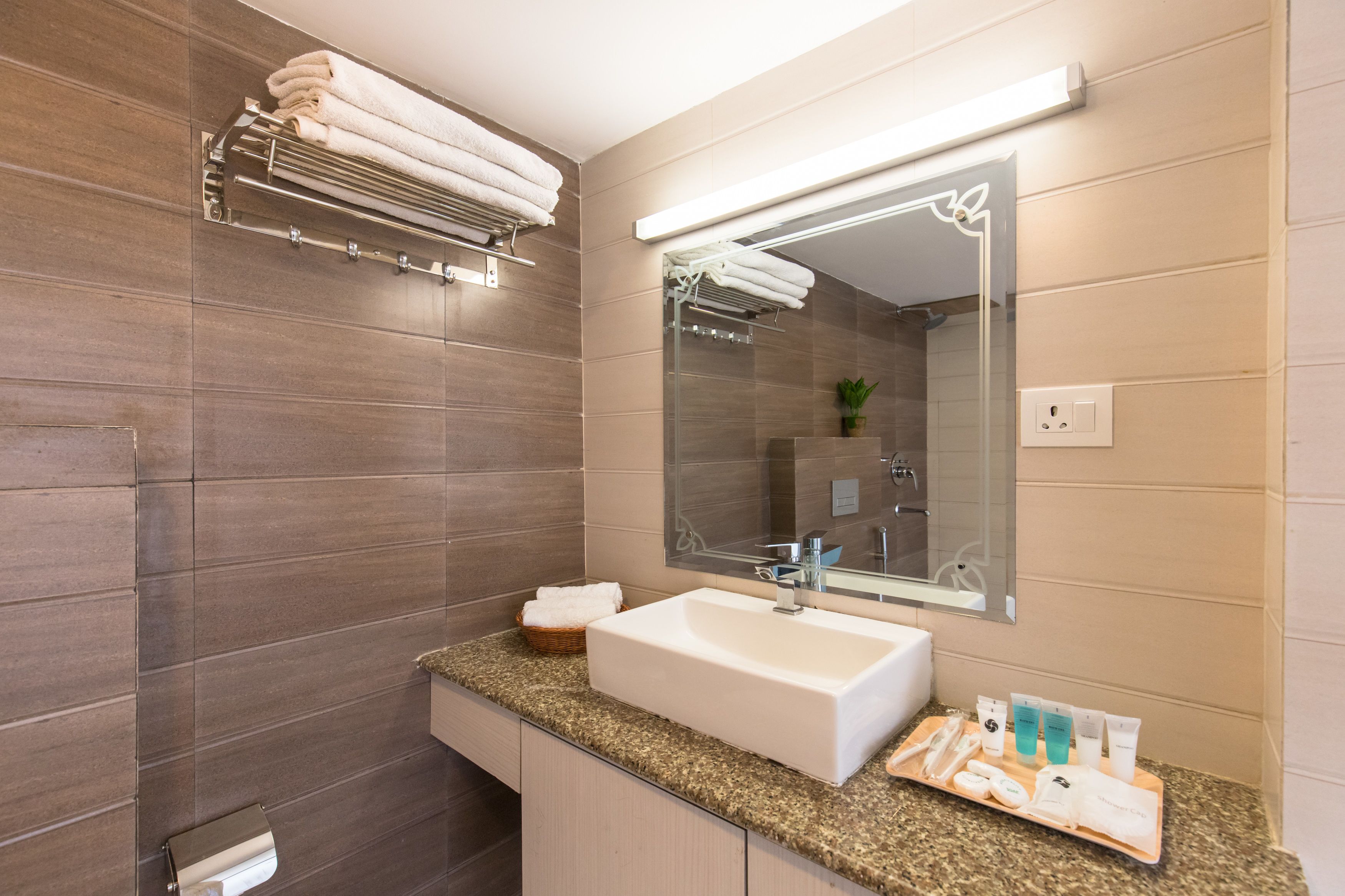 deluxe twin room, city view | bathroom | rainfall showerhead, free toiletries, hair dryer, slippers