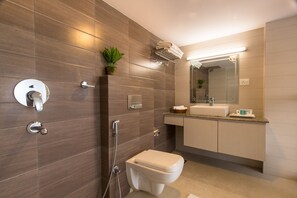 Suite estudio familiar, varias camas, bañera, vistas a la ciudad | Baño | Cabezal de ducha tipo lluvia y artículos de higiene personal gratuitos