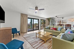 Suite, 1 camera da letto, cucina, fronte mare | Area soggiorno | TV, libri, impianto stereo