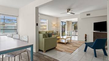 Cottage, 2 slaapkamers, uitzicht op zee | Woonruimte | Televisie, boeken en een stereo