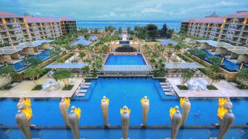 5 kolam renang outdoor, dengan cabana (dengan biaya tambahan)