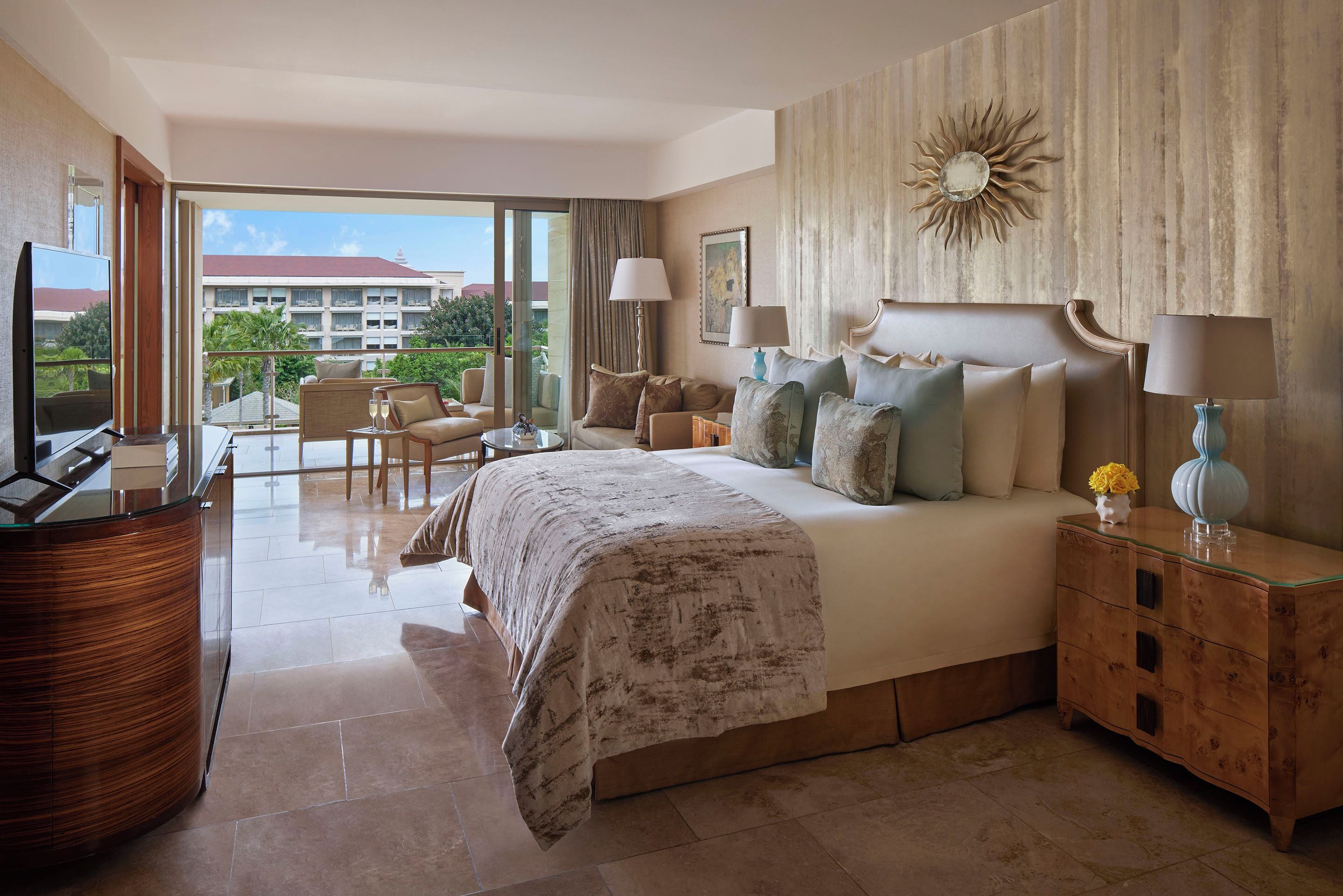 Royal Ocean Court Suite | 高档床上用品、迷你吧、客房内保险箱、特色家居