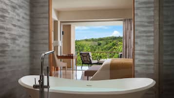 Deluxe-Zimmer (Mulia Grandeur Deluxe) | Badezimmer | Badewanne und Dusche (separat), Komfortbadewanne, Regendusche