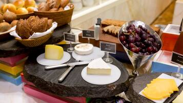 Daily buffet breakfast (IDR 507000 per person)