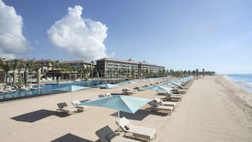 Playa privada, playa de arena blanca, camastros y sombrillas