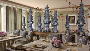 8 restaurantes; se sirven desayunos, comidas, cenas y brunch