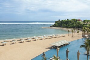 Playa privada, arena blanca, sillas reclinables de playa, sombrillas