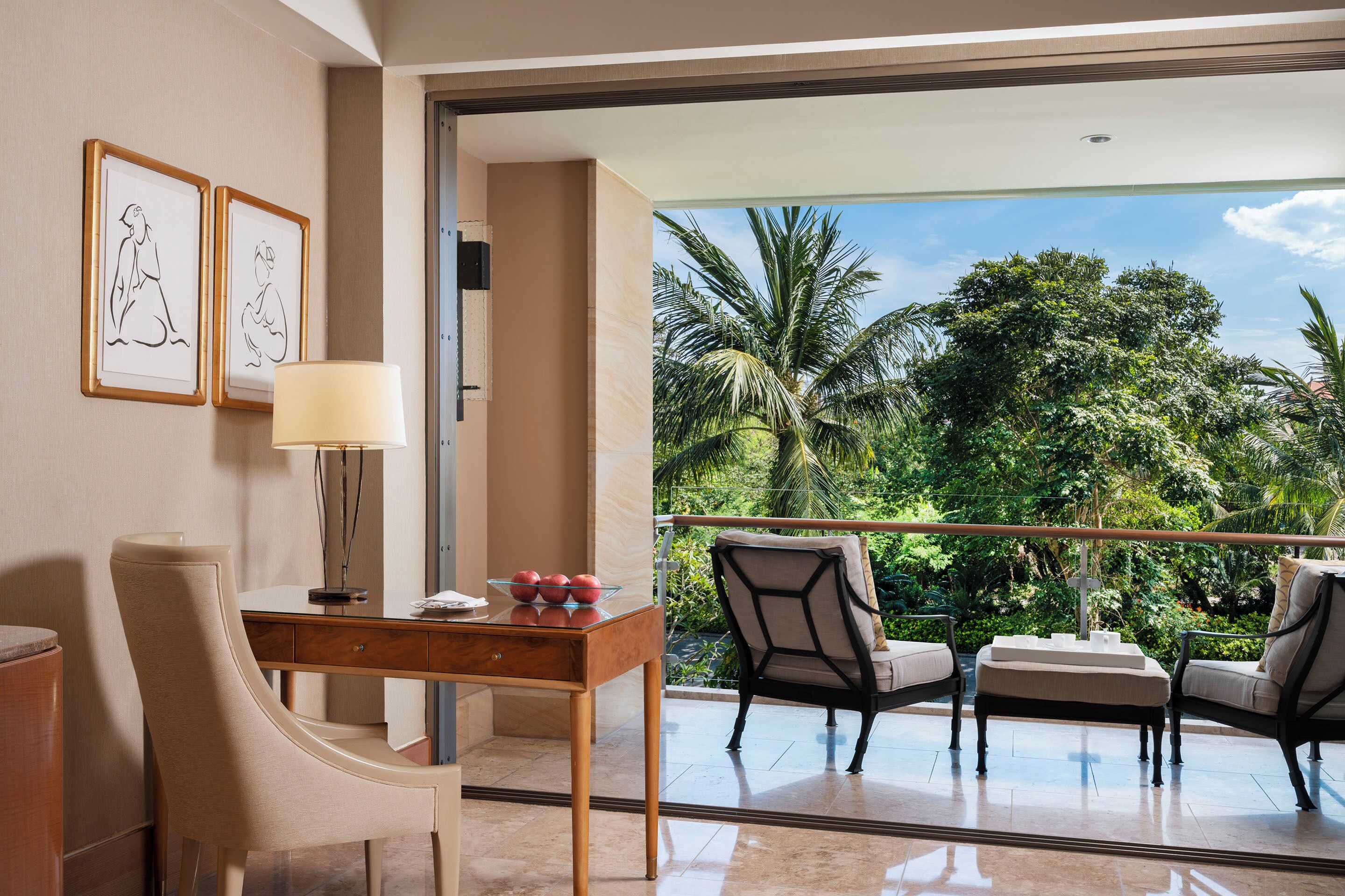 Un balcón con vistas a palmeras y un paisaje tropical.