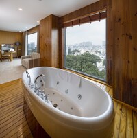 Panorama Suite with City View and Daily Afternoon tea | Banyo | Ücretsiz banyo/kozmetik ürünleri, saç kurutma makinesi, bornoz, terlik 