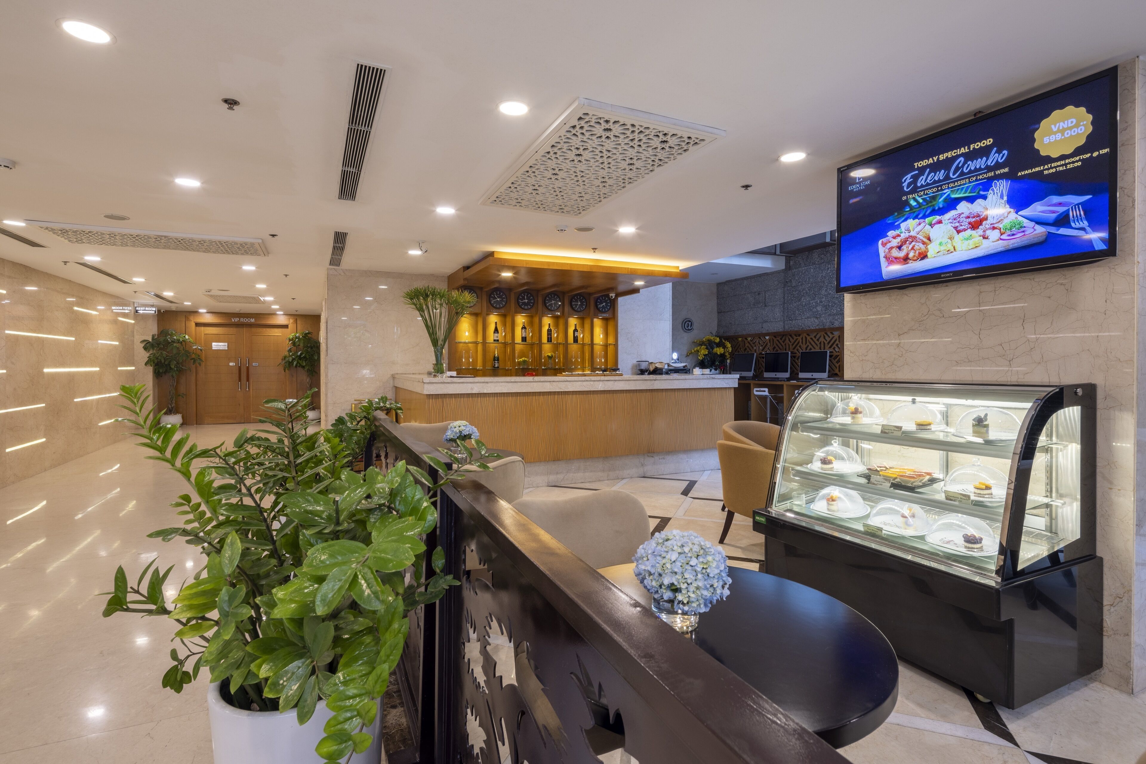 2 bars/lounges, poolside bar