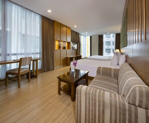 Family Suite with City View and Daily Afternoon tea | บริเวณนั่งเล่น | ทีวีจอแอลซีดี 32 นิ้ว พร้อมช่องเคเบิล, ทีวี