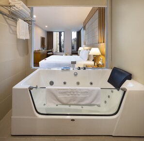 Eden Suite with City View and Daily Afternoon tea | ห้องน้ำ | ของใช้ในห้องน้ำฟรี, ไดร์เป่าผม, เสื้อคลุมอาบน้ำ, รองเท้าสวมภายในห้อง