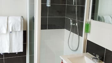 Doppelzimmer, Stadtblick | Badezimmer