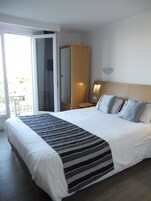 Habitación doble, vistas parciales al mar | Escritorio, sistema de insonorización, cunas (de pago)