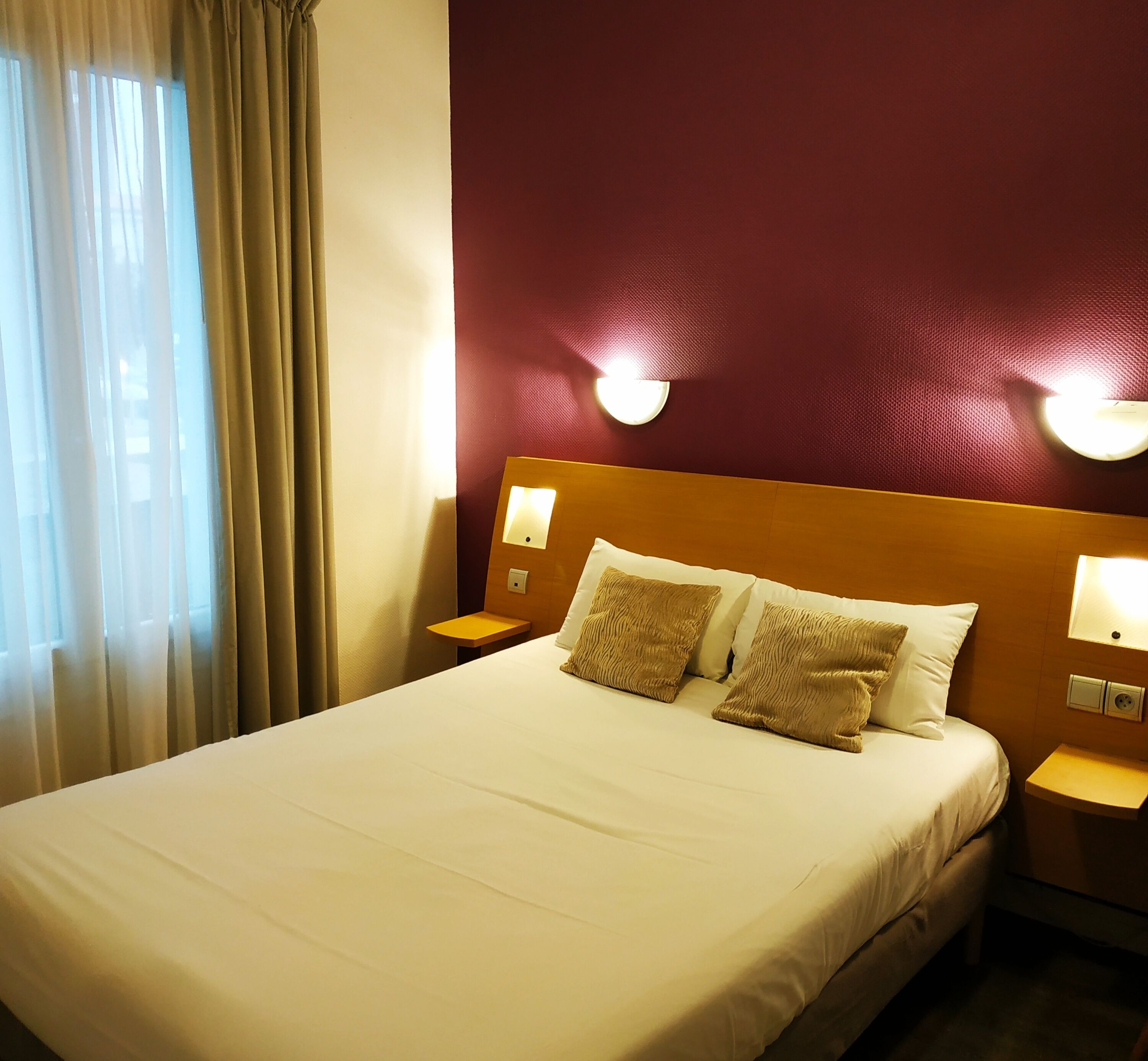 double room, city view | desk, soundproofing, cots/infant beds, rollaway beds