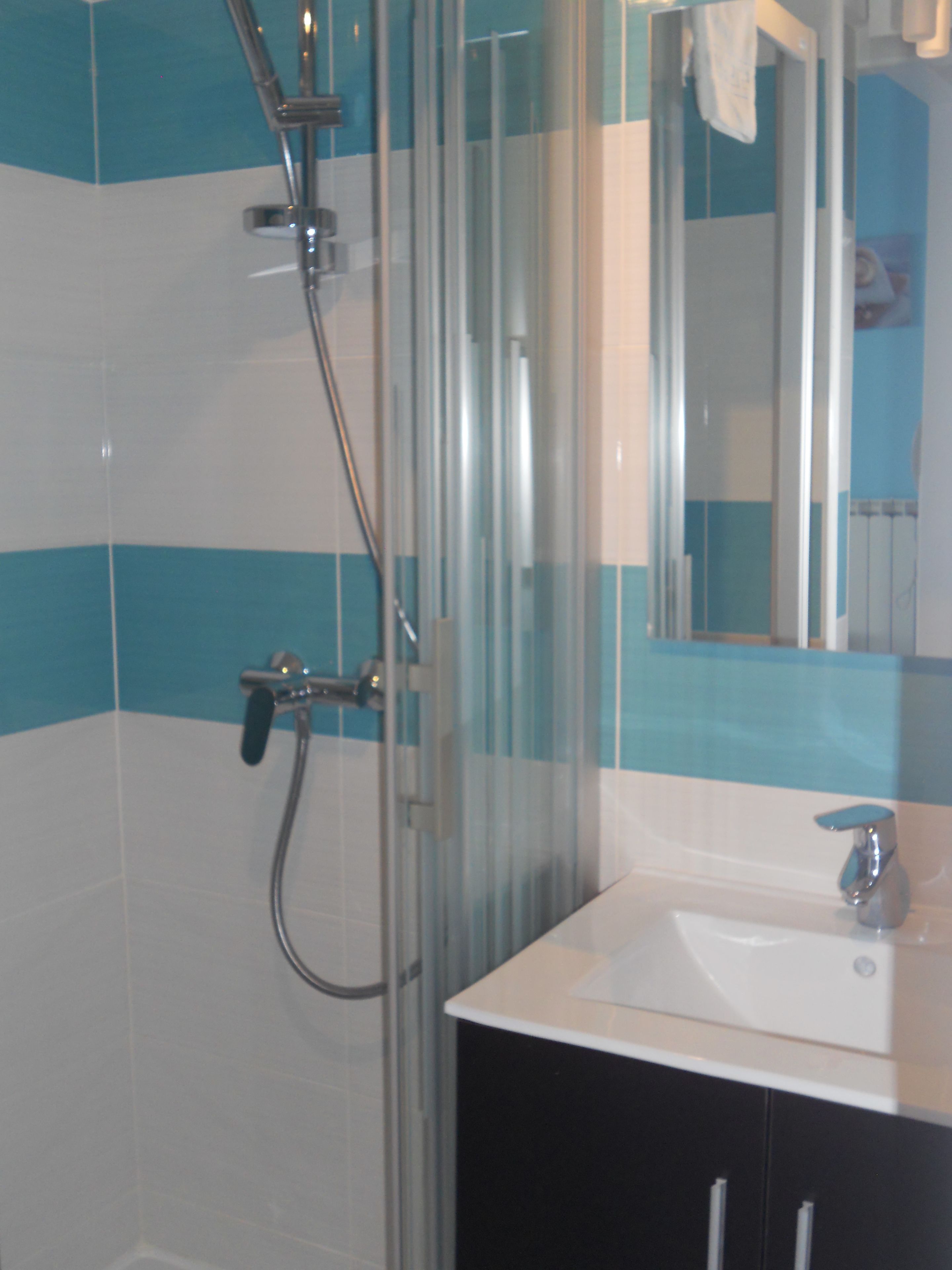 triple room, partial sea view | bathroom | shower, free toiletries, hair dryer
