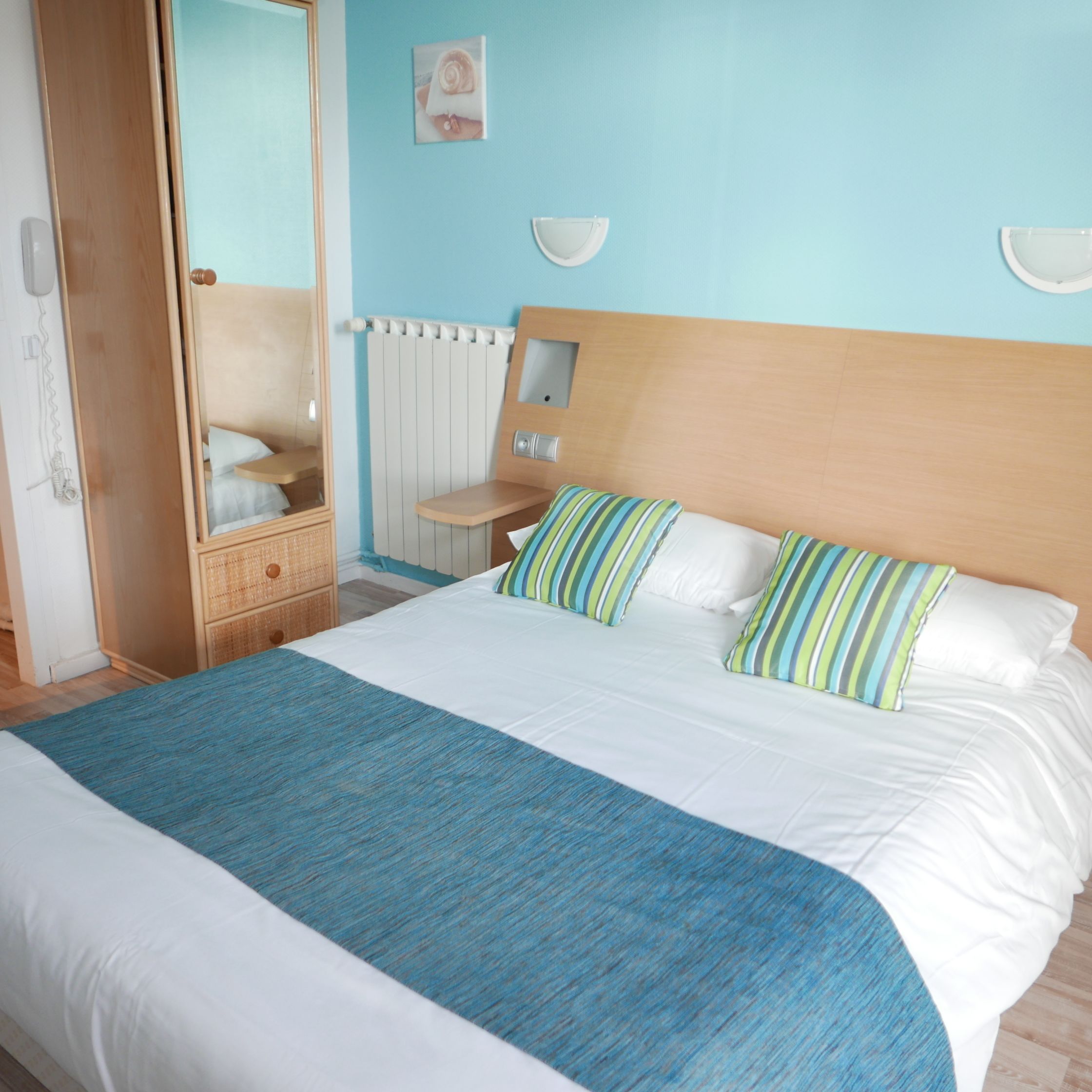 double room, partial sea view | desk, soundproofing, cots/infant beds, rollaway beds