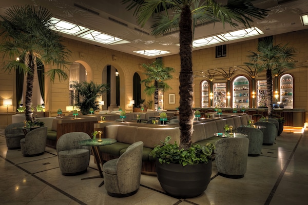 2 bars/lounges