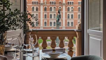 Hochwertige Bettwaren, Minibar, Zimmersafe, individuell dekoriert